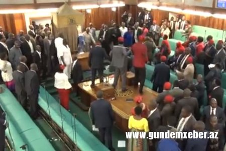 Parlamentdə dava - deputatlar bir birini döydü - VİDEO