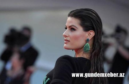 Gecəyə geyimi ilə damğa vurdu - fotolar