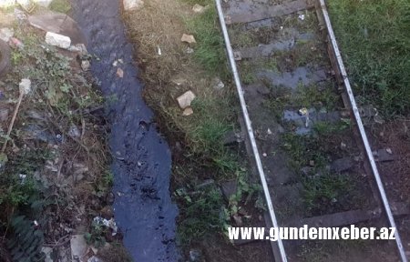 Bakının bu hissəsində qatarlar kanalizasiya suyunda hərəkət edir