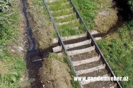 Bakının bu hissəsində qatarlar kanalizasiya suyunda hərəkət edir