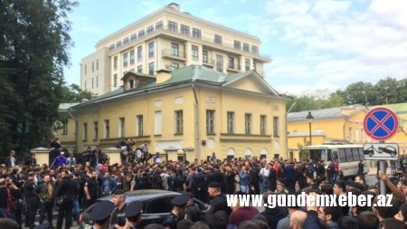 Yüzlərlə müsəlman Moskvada Myanma səfirliyi qarşısında piket keçirib