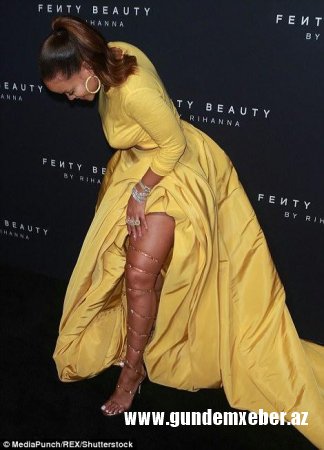 Rihanna bu dəfə sinəsi ilə gündəmdə - Fotolar