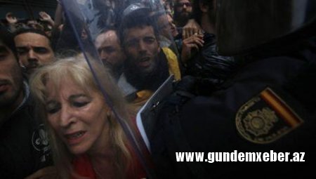 ​Kataloniyada qanlı toqquşmalar – POLİS ƏHALİYƏ GÜC TƏTBİQ EDİR - FOTOLAR