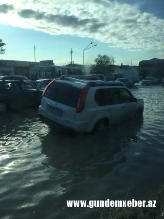 Bakıda "üzən" avtobus – FOTO