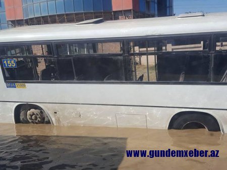 Bakıda "üzən" avtobus – FOTO
