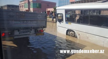 Bakıda "üzən" avtobus – FOTO