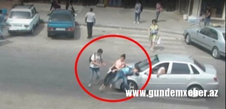 Bakıda sürücü 3 gənci piyada keçidində vurdu, qızlar ayağa durub... - VİDEO