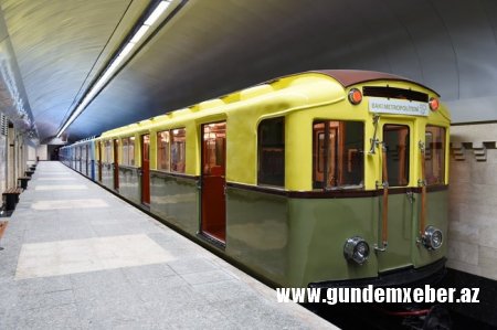 Prezident metroda retro vaqonlara baxdı