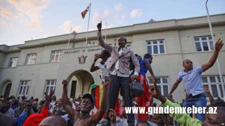 Zimbabvelilər Muqabenin istefasını bayram edir