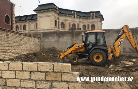 Binəqədi İcra başçısı ilə prokuror əlbəyaxa oldu: Zeytun bağı məhv edilir -FOTO