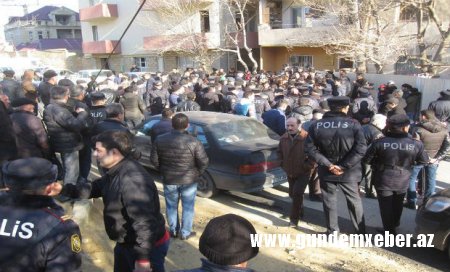 Məcburi köçkünlər yolu bağladı — Evlərin qanunsuz paylanmasına ETİRAZ - FOTO / VİDEO