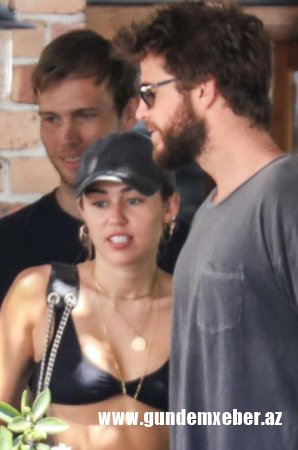 Sevgilisinin valideynləri ilə nahara getdi - bikini geyindi