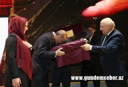 Ərdoğan azərbaycanlı qızın 3 ilə hazırladığı “Quran”ı görüncə… FOTOLAR