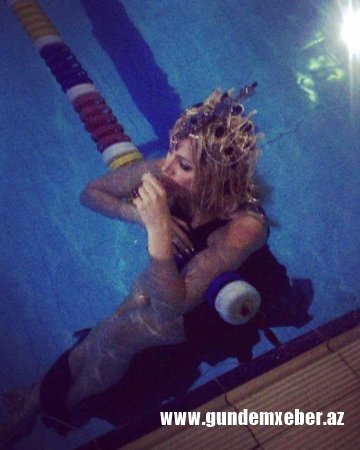 Nigar Camal soyunub suda fotosessiya etdirdi