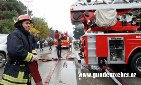 Bakıda yaşayış binasında yanğın — iki polis zəhərləndi