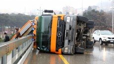 ​Bakıda QORXUNC QƏZA: mal-qara daşıyan yük maşını aşdı və...