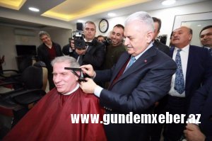 Baş nazir cümə namazından çıxdı və... sahibkarın başını qırxdı