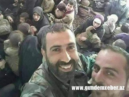İran əsgərlərinin qadınlarla selfisi qəzəb doğurdu - Foto