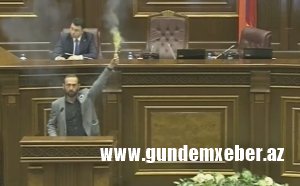 Ermənistan parlamentində Serj Sarkisyana qarşı məşəl şousu-VİDEO