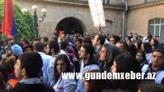 Yerevandan ən son məlumat: Erməni əsgərlər etiraza qoşuldu, Paşinyan buraxıldı