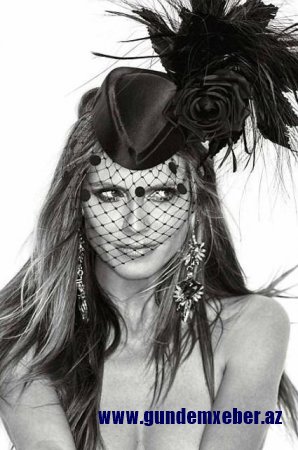 44 yaşlı modeldən yarıçılpaq fotosessiya
