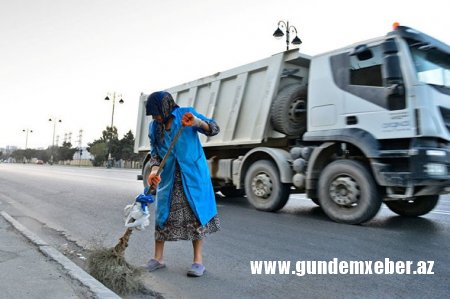 Azərbaycanda daha bir süpürgəçini maşın vurub öldürdü