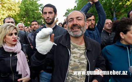 Ermənistanda mitinqdə polis xalq tərəfə keçib