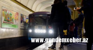 Metroda gənc oğlan özünü qatar yoluna atıb