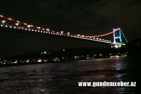 İstanbul Boğazındakı körpü Azərbaycan bayrağının rənglərinə boyanıb - Foto