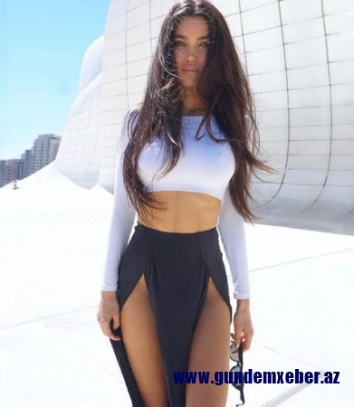 Rusiyalı modeldən Bakıda iddialı pozlar - Fotolar