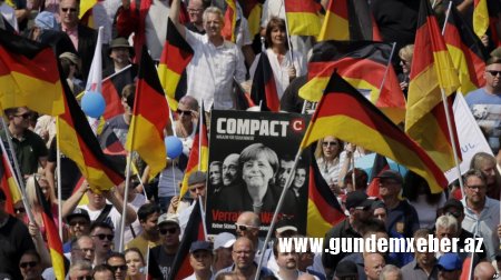 Almaniyada Merkel əleyhinə etiraz aksiyası keçirilib