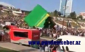 Heydər Əliyev Mərkəzinin qarşısında hava şarı uşaqların üstünə aşdı