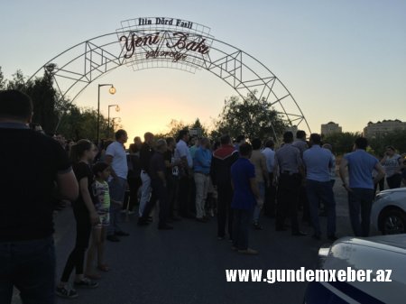 Bakıda aksiya: sakinlər yolu bağladı (FOTOLAR)