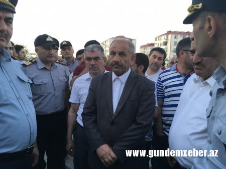 Bakıda aksiya: sakinlər yolu bağladı (FOTOLAR)