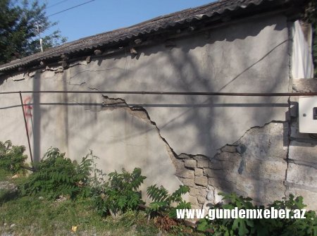 Məcburi köçkünün yaşadığı ev başına uçur