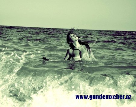 Aparıcıl çimərlik geyimində SEKSUAL FOTOLARINI YAYDI