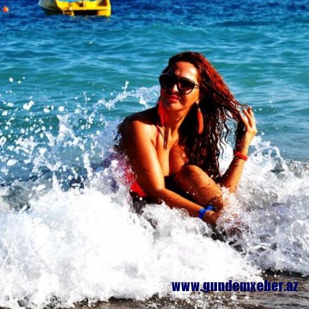 Aparıcıl çimərlik geyimində SEKSUAL FOTOLARINI YAYDI