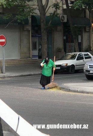 Bakıda ürəkağrıdan görüntü: qolu qırılmış qadına küçə təmizlətdirirlər - GÜNÜN FOTOSU