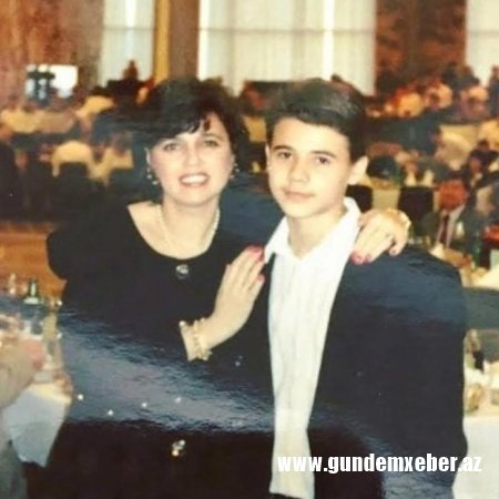 Emin anası ilə illər əvvəl - Foto