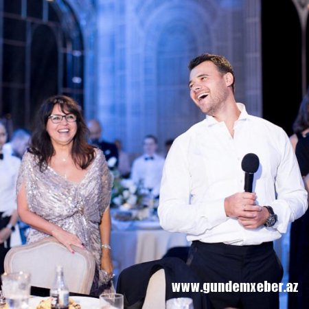 Emin anası ilə illər əvvəl - Foto
