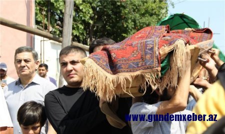Mehman Hüseynovun anası dəfn edildi - VİDEO