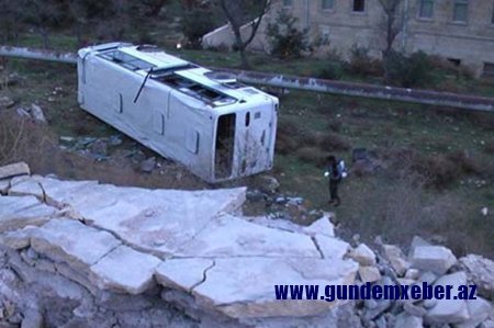 Bakıda sərnişin avtobusu dərəyə aşdı - ÖLƏN VAR