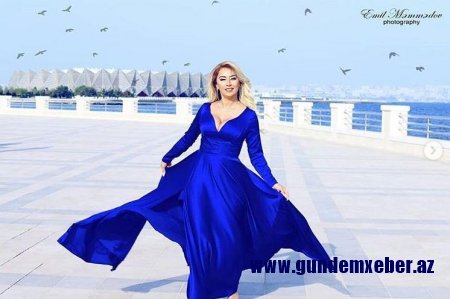 Roza sinəsi açıq şəklini silmək məcburiyyətində qaldı – FOTO