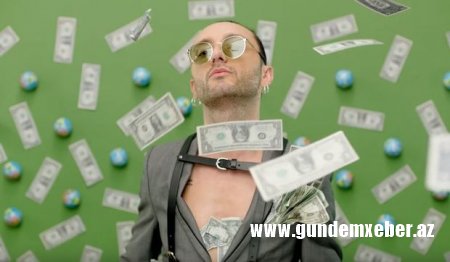 Türkiyəli müğənni klipindəki dollarlara görə istintaqa cəlb edildi