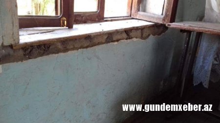 Məktəb tavanı şagirdlərin başına uçur- HƏR AN TƏHLÜKƏ VAR (FOTOLAR)