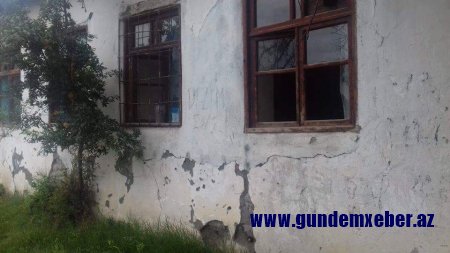 Məktəb tavanı şagirdlərin başına uçur- HƏR AN TƏHLÜKƏ VAR (FOTOLAR)