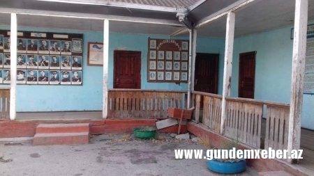 Məktəb tavanı şagirdlərin başına uçur- HƏR AN TƏHLÜKƏ VAR (FOTOLAR)