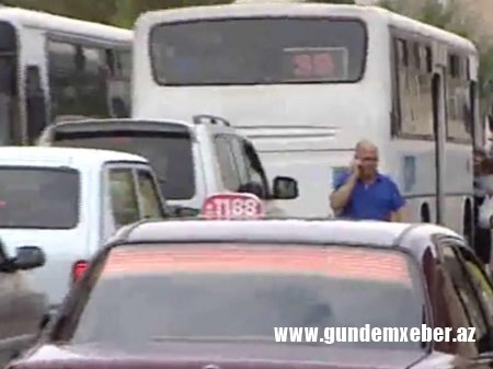 Avtobuslar dayanacaqlardan kənar saxlayır - Tıxac əmələ gəlir, sərnişinlər üçün təhlükə yaranır - VİDEO