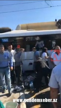 Bakıda dəhşətli qəza: qatar avtobusla toqquşdu - FOTOLAR