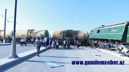 Bakıda qatarla avtobusun toqquşduğu an - VİDEO